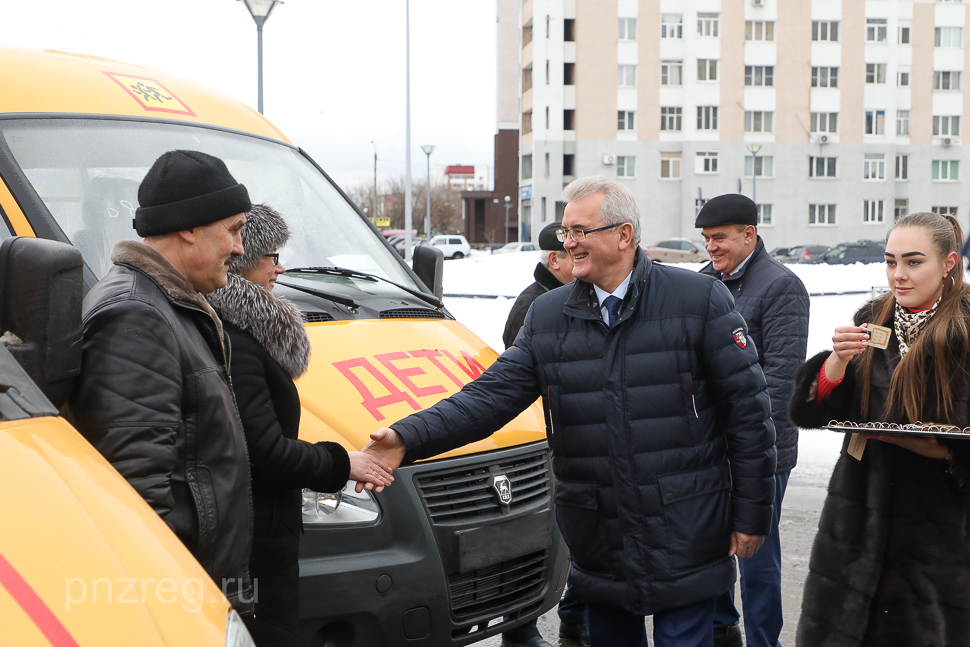 Школам Пензенской области подарили 35 новых автобусов