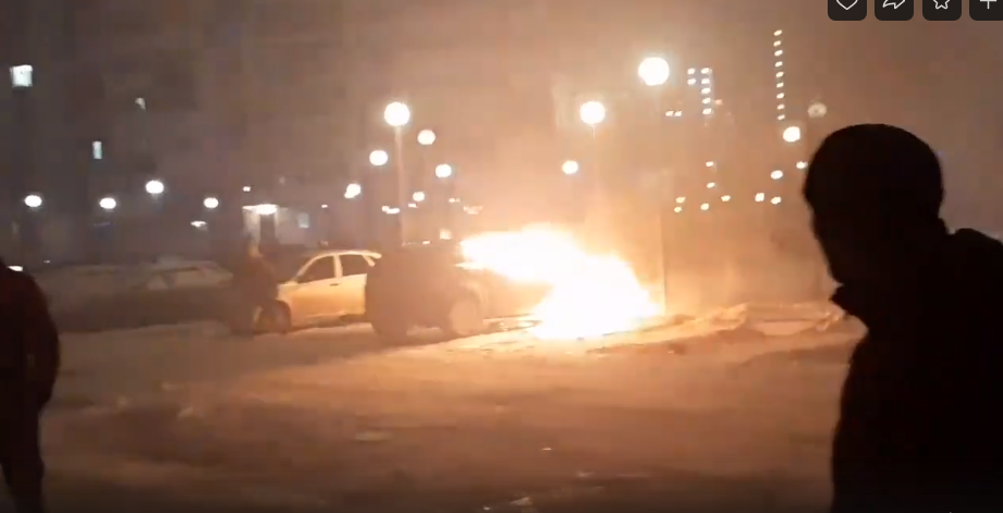 Загоревшийся на парковке в Спутнике автомобиль тушили 8 пожарных