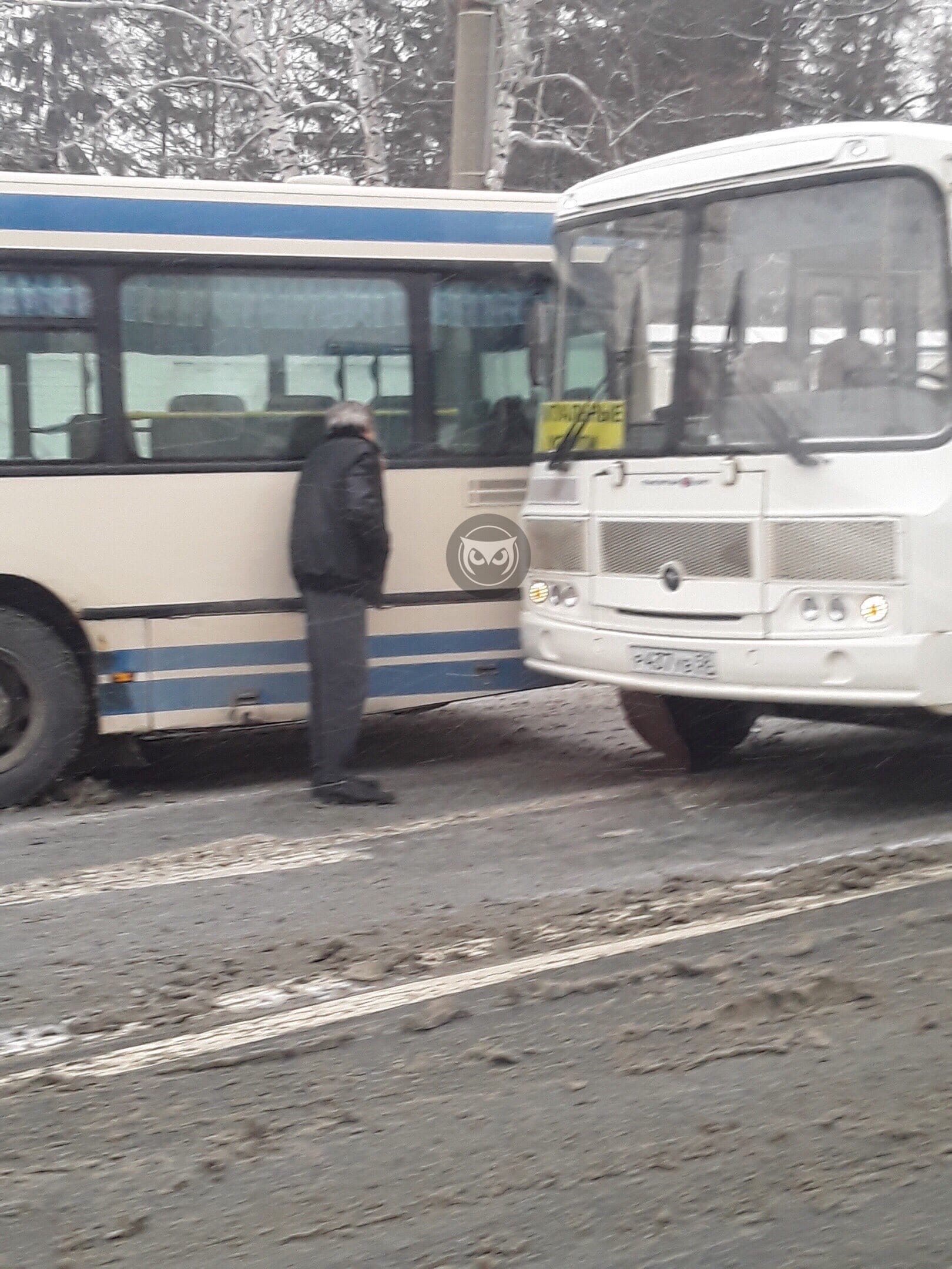В центре Пензы столкнулись пассажирский автобус и катафалк