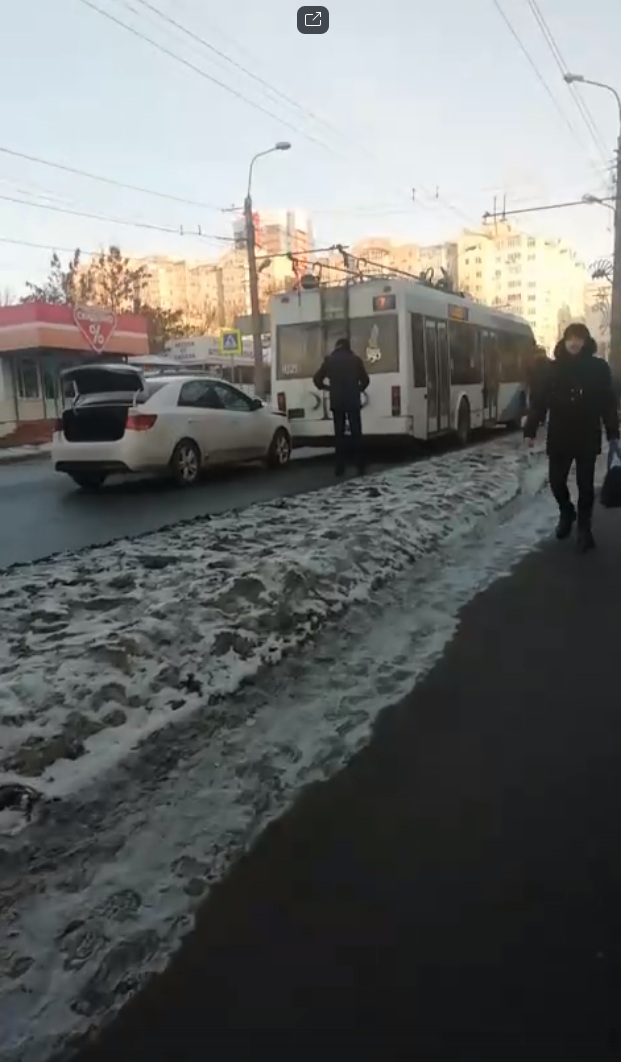В центре Пензы легковушка въехала в троллейбус