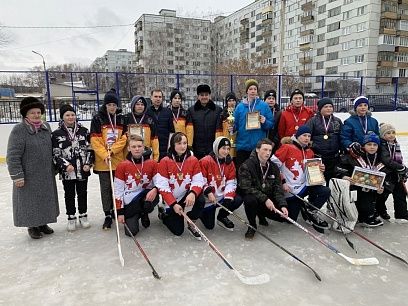 Владимир Мутовкин и Иван Краснов наградили юных хоккеистов
