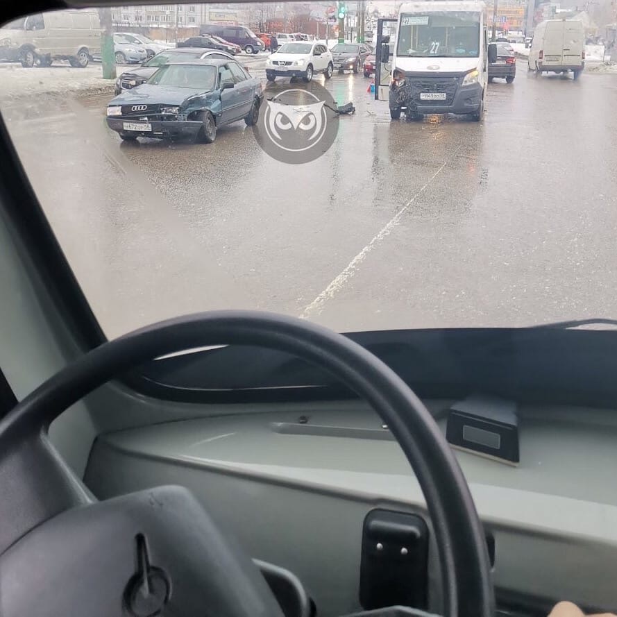 В Пензе маршрутка №27 не поделила дорогу с немецкой иномаркой