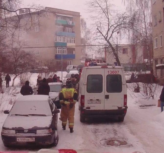 В Кузнецке спасатели вывели из пылающей квартиры двух детей