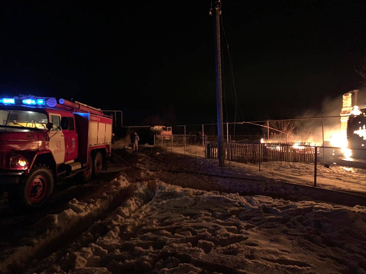 Страшный пожар уничтожил дом и надворные постройки в Пензенской области