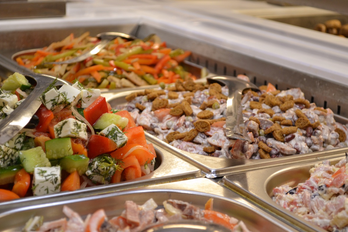 Салаты с фасолью: свежие идеи для весенних завтраков от сети магазинов «Караван»