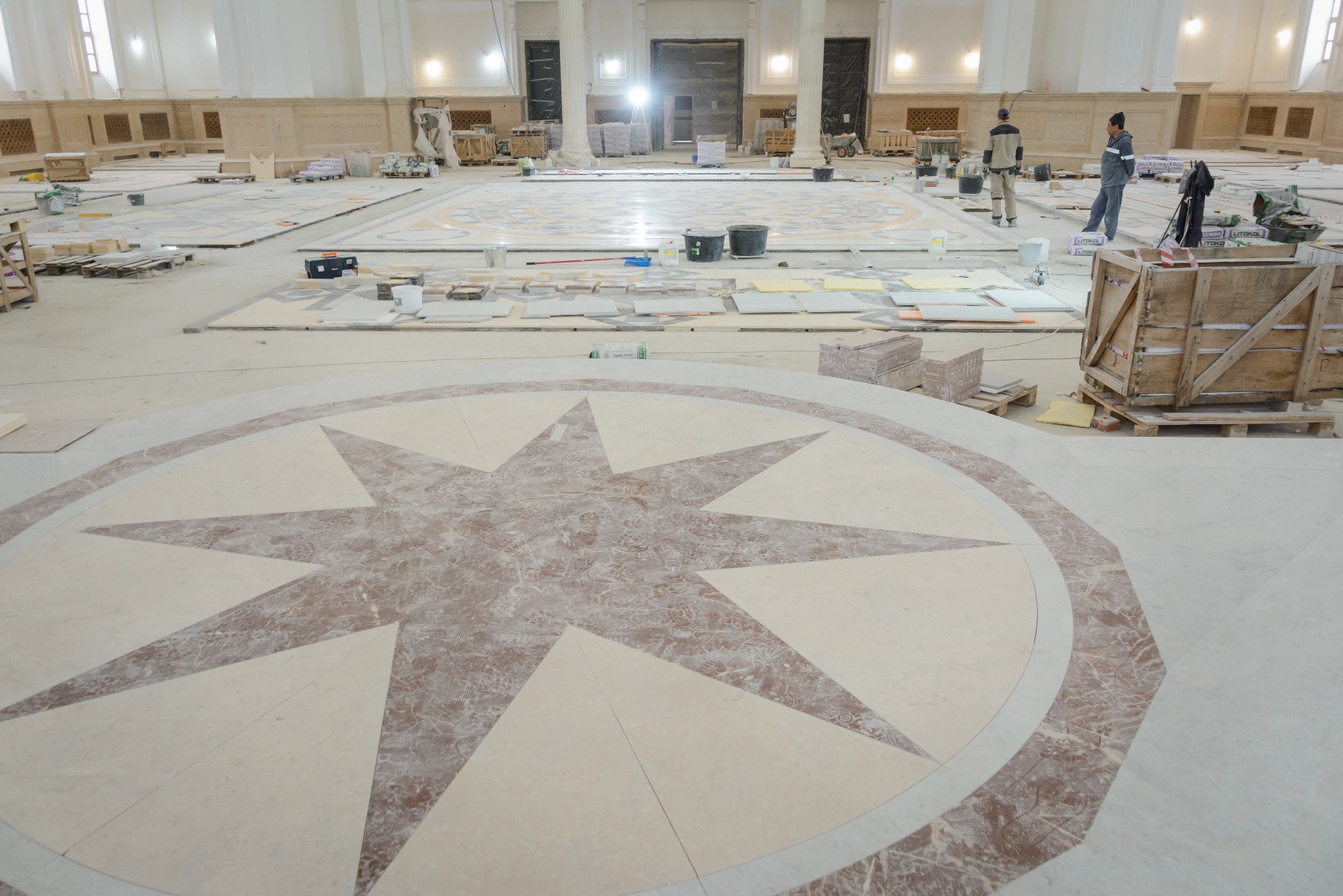 В Спасском кафедральном соборе приступили к укладке мраморного пола