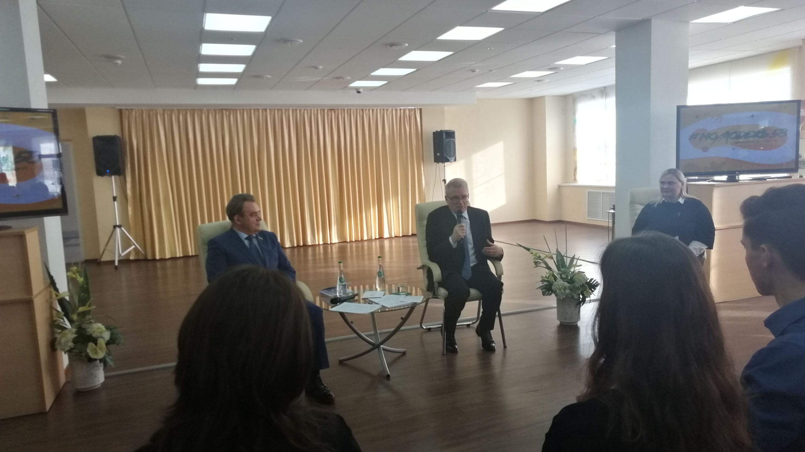 Губернатор предложил законодательно закрепить право беременной женщины получать госуслуги без очереди