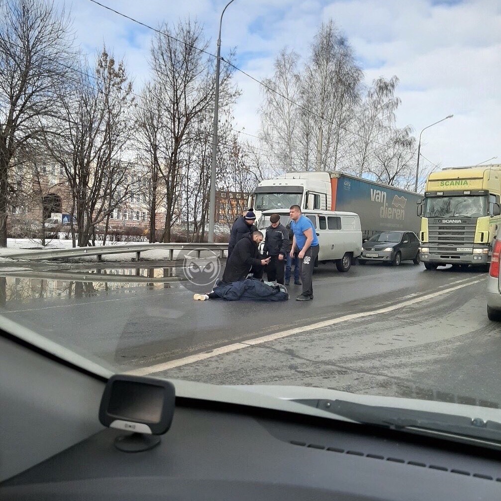 Сбитой на Аустрина девушке 22 года