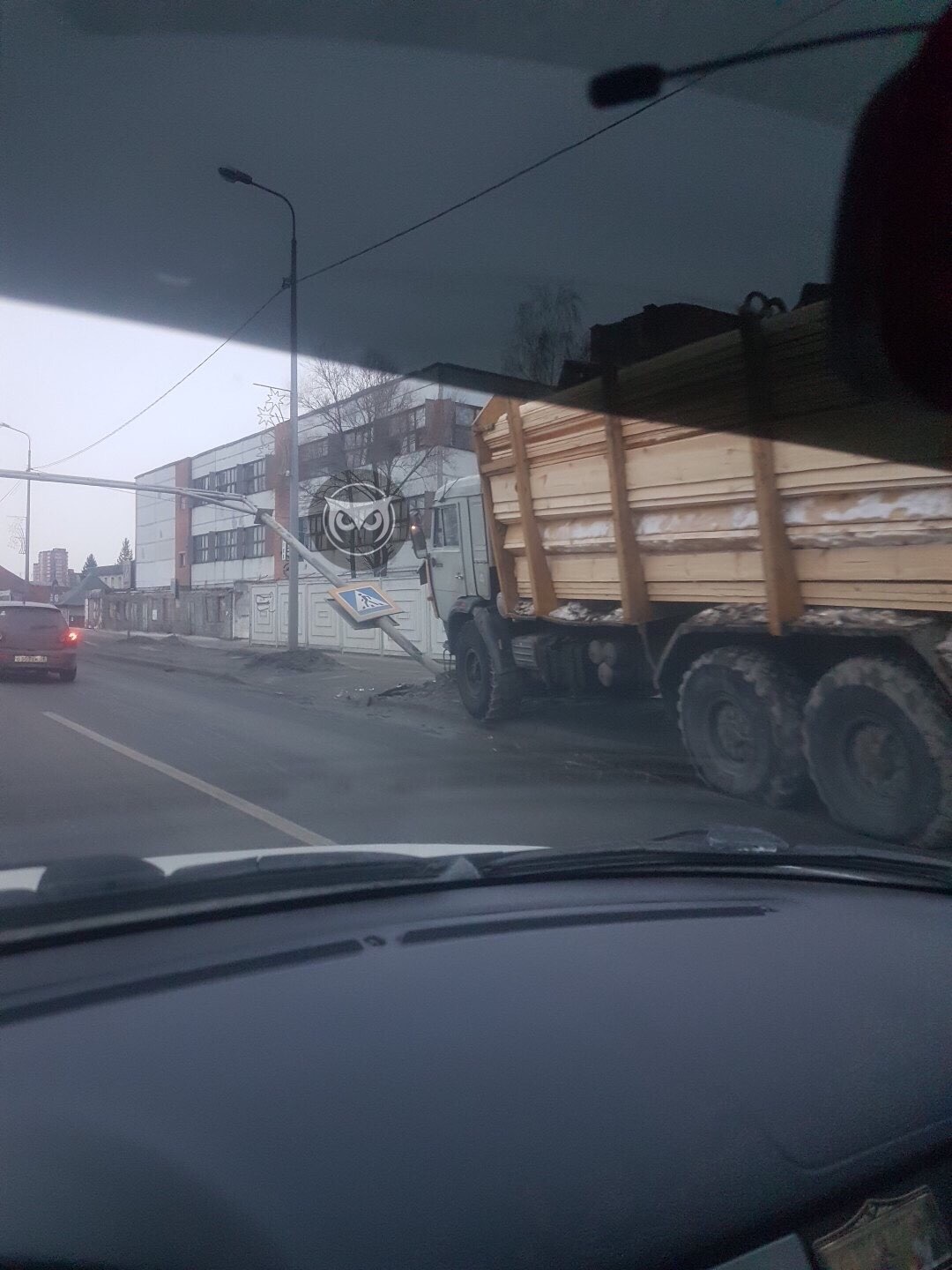В Пензе «КамАЗ» с досками влетел в знак пешеходного перехода