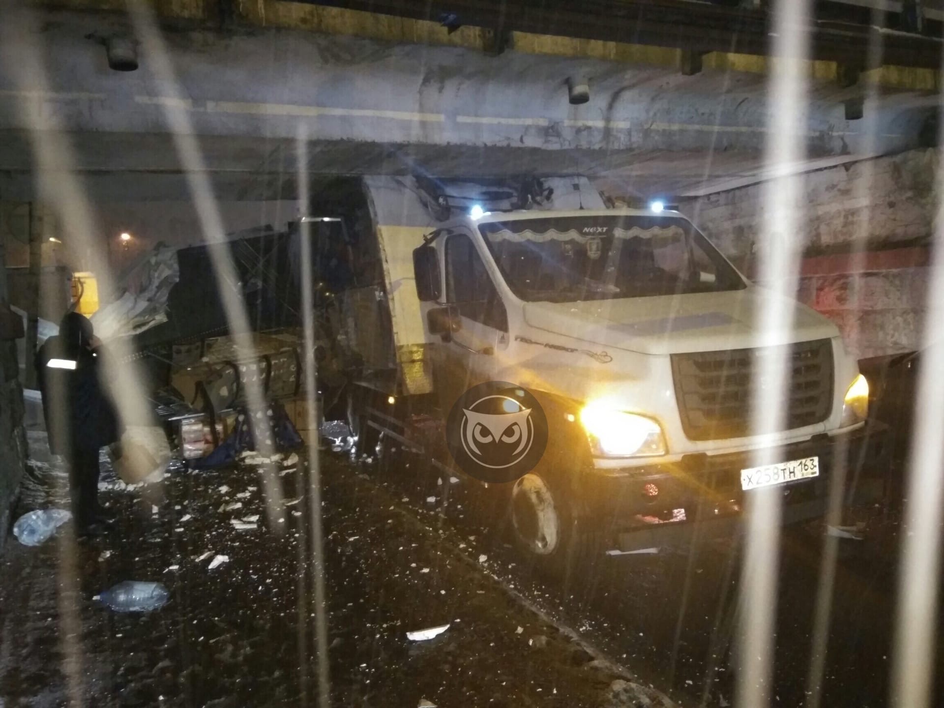 В Пензе очередной грузовик застрял под мостом