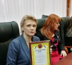 Ольгу Изранову наградили благодарственной грамотой за образовательную работу со школьниками