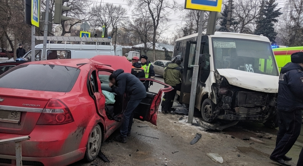 Пассажирку легковушки, «подрезавшей» маршрутку возле зоопарка, спасатели вырезали из машины