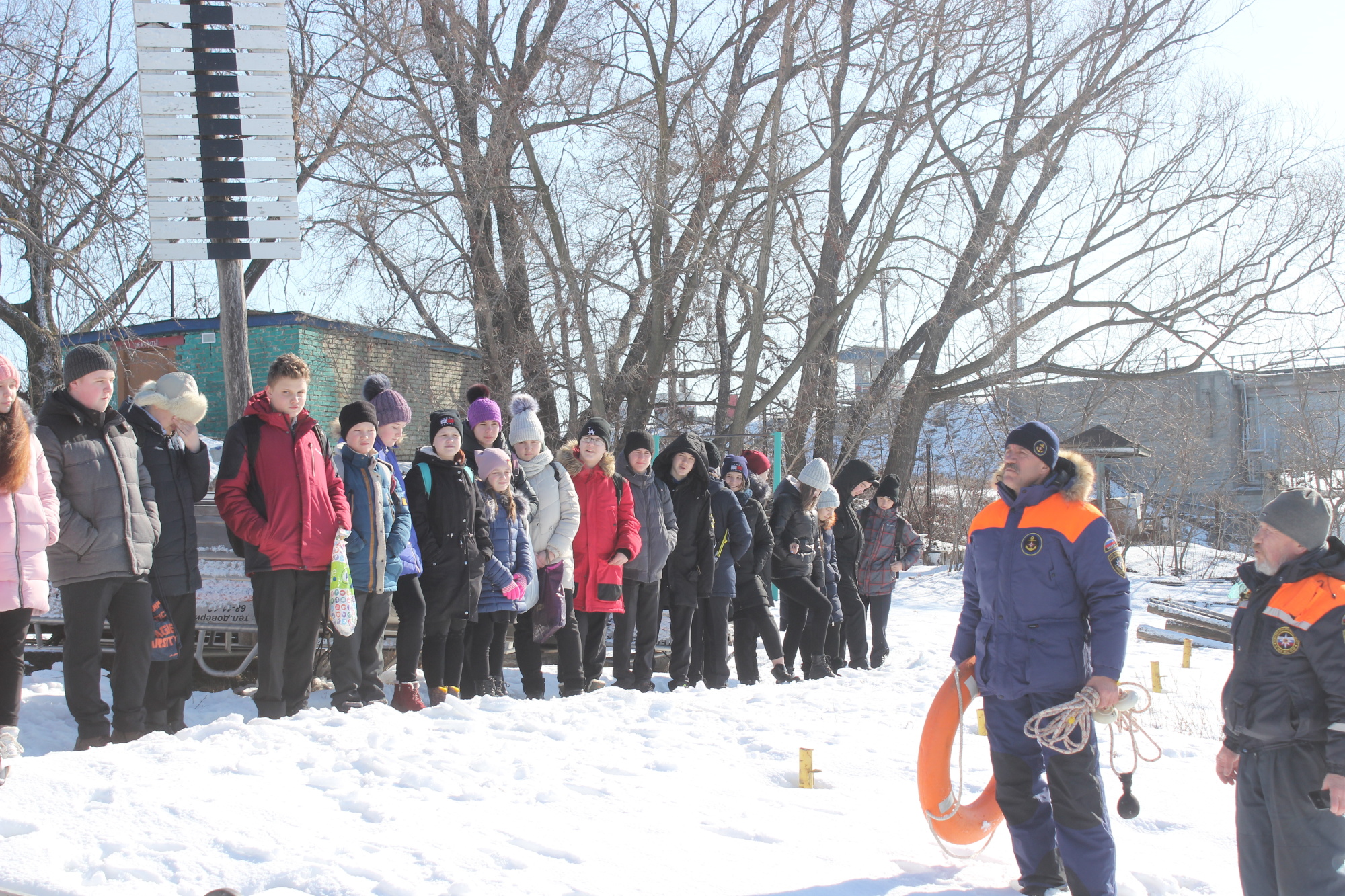 Пензенским школьникам показали, как спасти жизнь человека провалившегося под лед