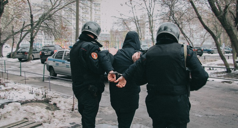 В Пензе хулиган разбил кирпичом стекло в троллейбусе №7