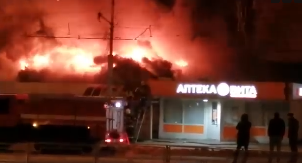 В МЧС прокомментировали ночной пожар в ларьке на проспекте Строителей