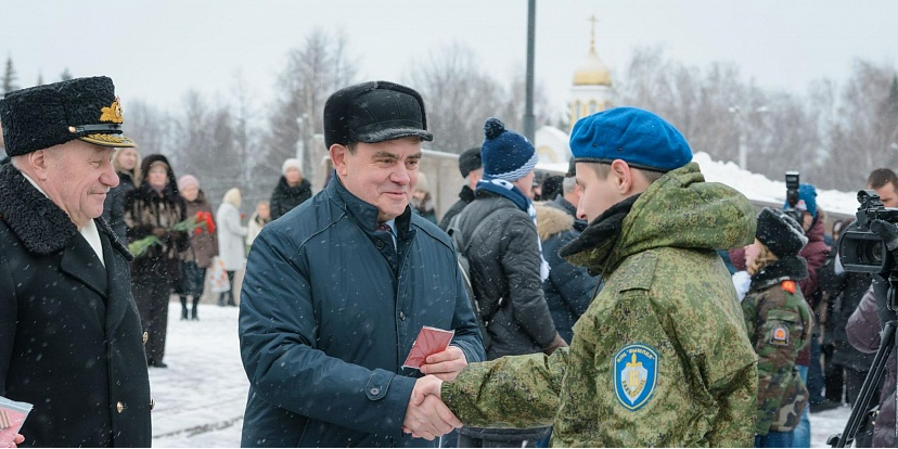 Валерий Лидин вручил памятные знаки школьникам-участникам Парада Памяти