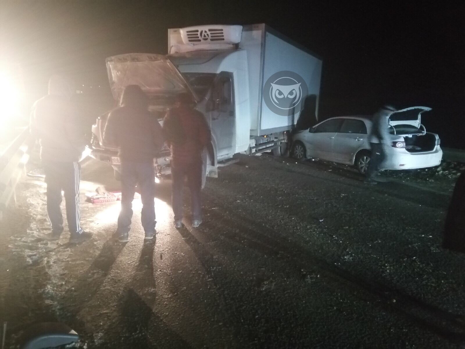 В ДТП под Пензой грузовик вырвал отбойник и перекрыл трассу М-5