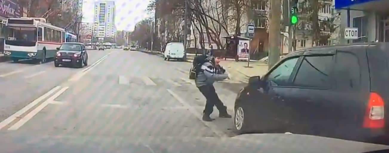 В Пензе школьник едва не погиб на оживленном перекрестке