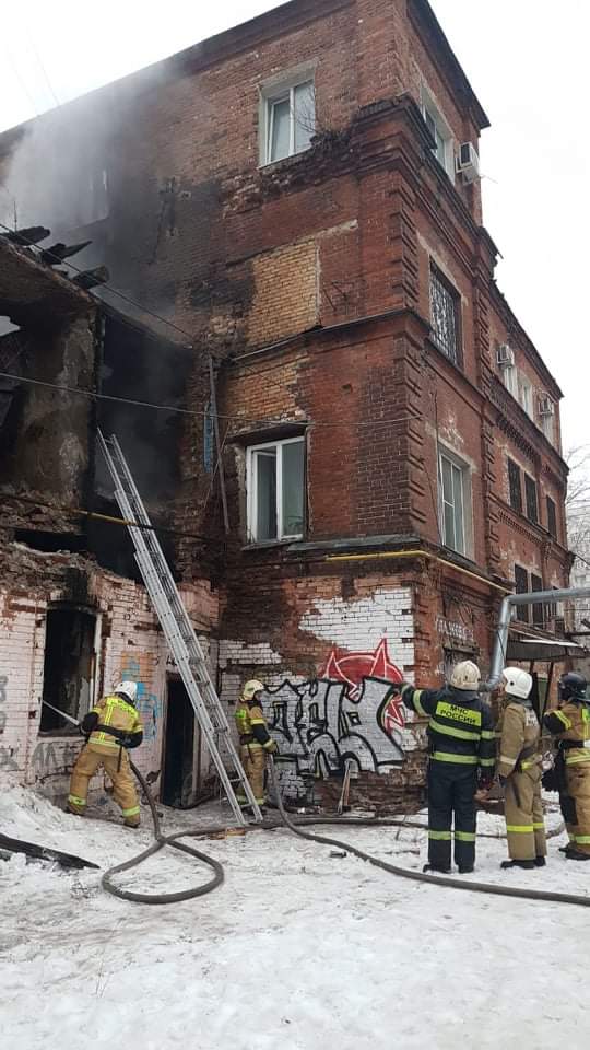 В Пензе огонь уничтожил здание на Гладкова, 12