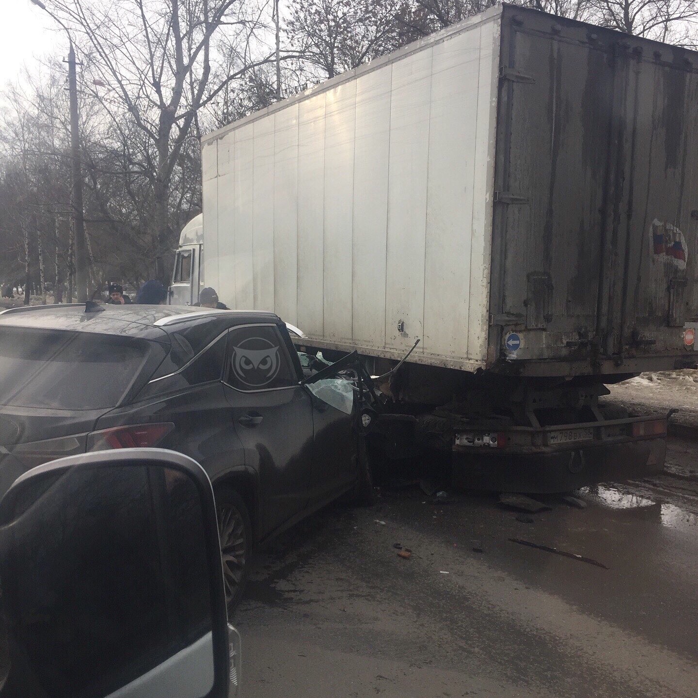 На Западной поляне в Пензе легковушка разбилась о грузовик