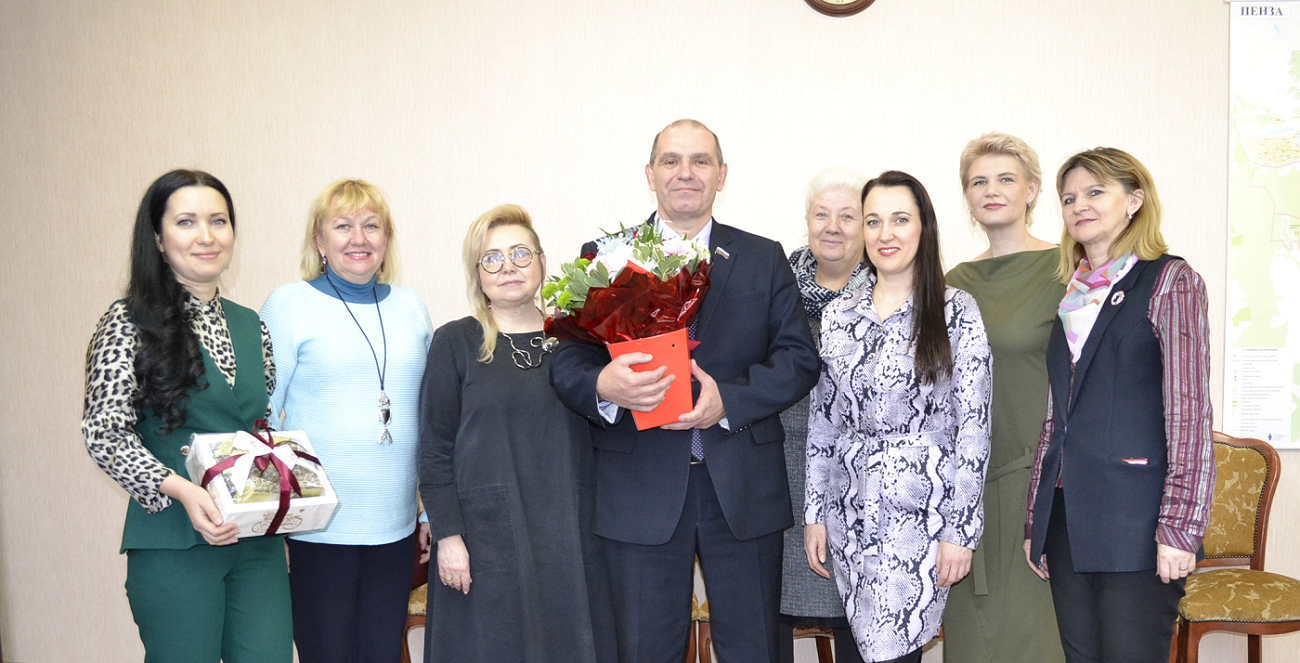 Совет женщин поздравил Владимира Мутовкина с юбилеем