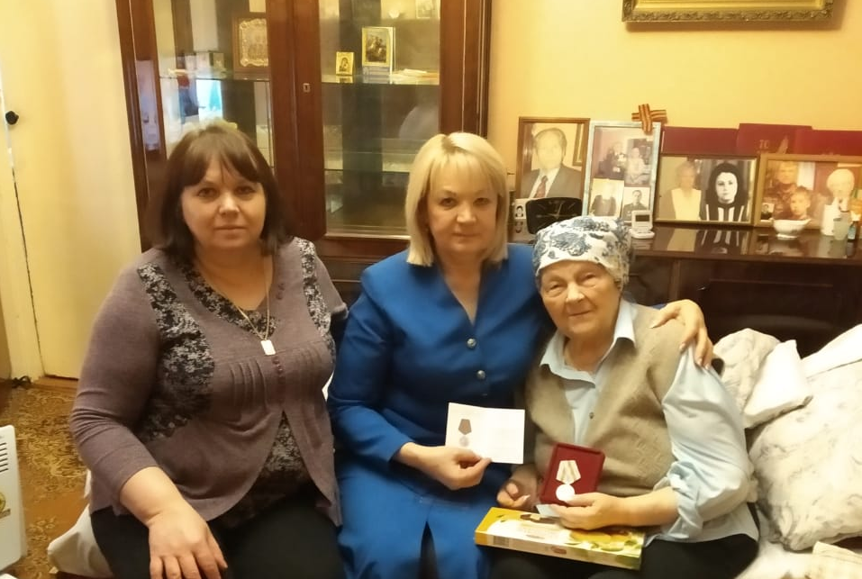Лидия Белякова вручила юбилейную медаль участнице ВОВ Марии Яценко