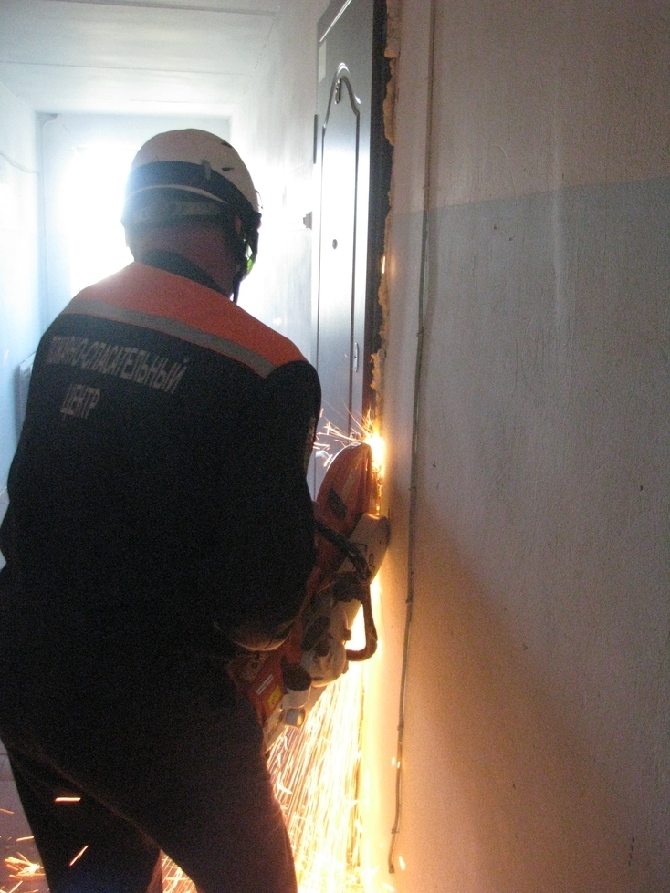 Застряли на балконе: троим пензячкам понадобилась помощь спасателей