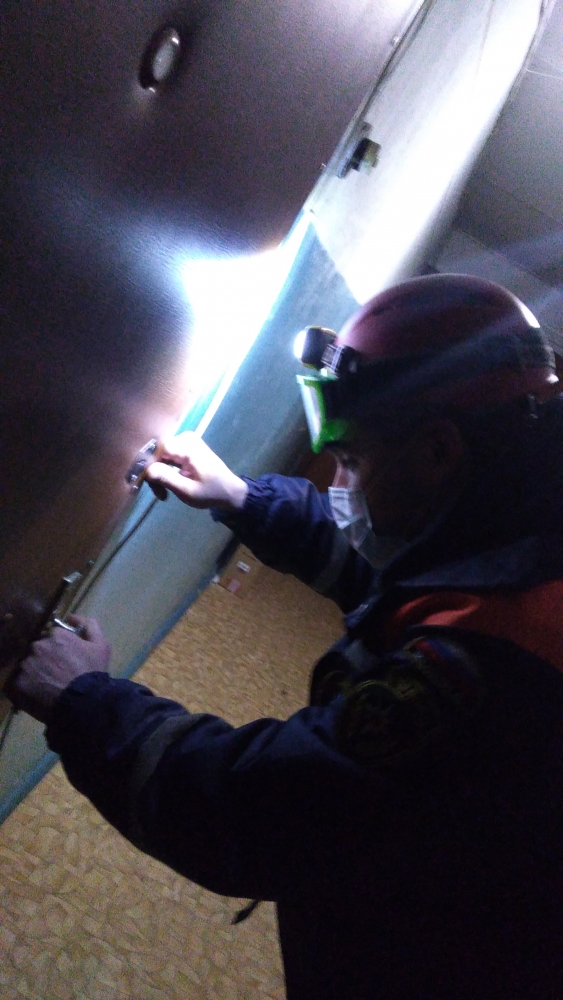 Пензенцев испугали крики из соседней квартиры: они вызвали спасателей