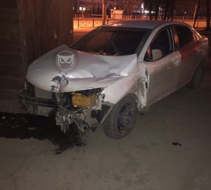 Соцсети: в Пензе таксист снес дорожный знак и ограждение