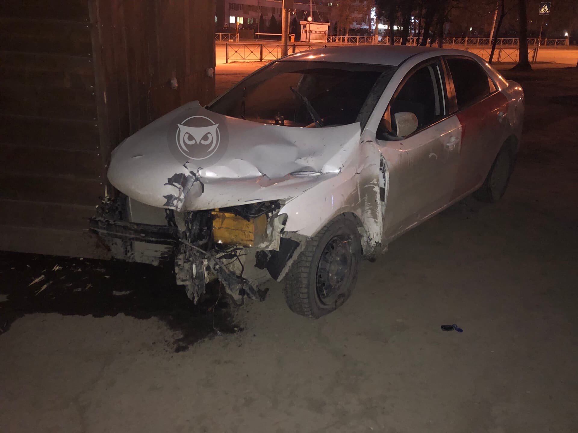 Соцсети: в Пензе таксист снес дорожный знак и ограждение