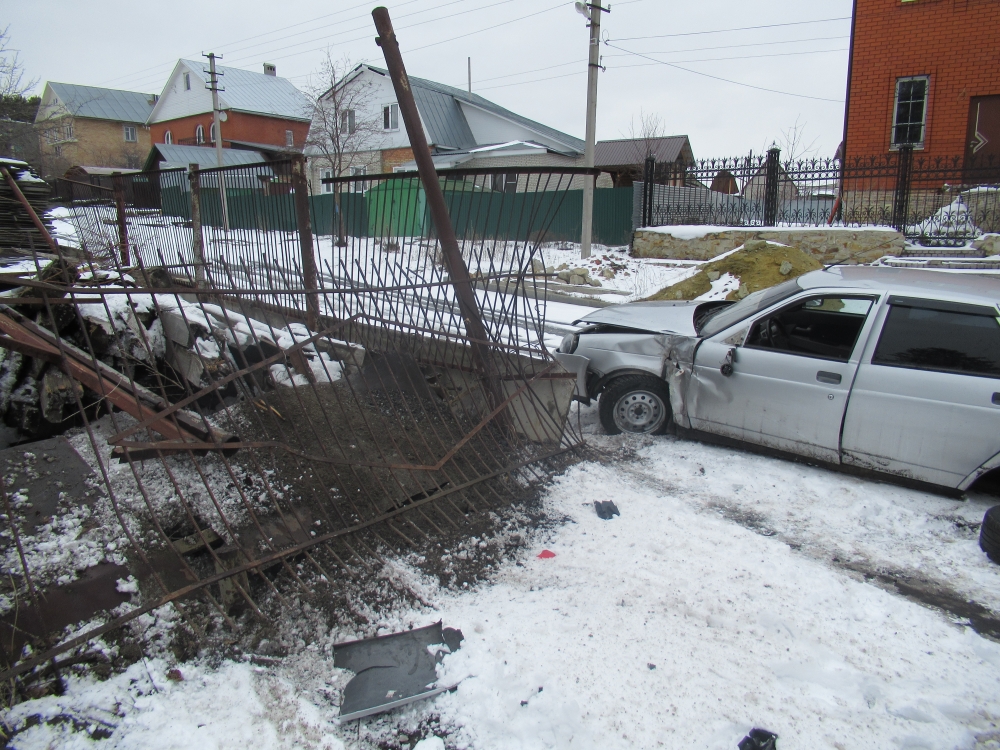 В Пензе в ДТП с бетонным забором пострадал пассажир легковушки