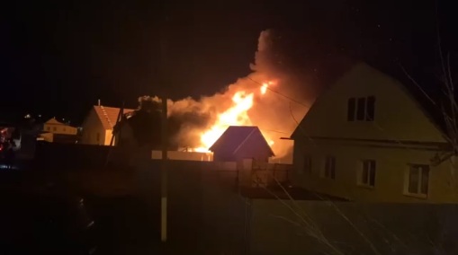 Пожар в Бессоновке тушили более 20 огнеборцев