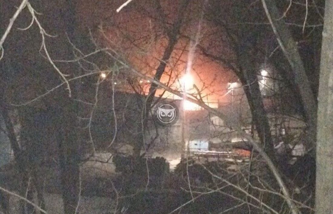 Ночной пожар на складе стройматериалов в Пензе тушили 34 спасателя