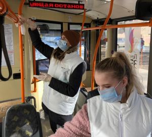 В Пензе волонтеры помогли дезинфицировать общественный транспорт