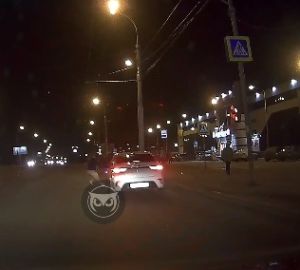 В Пензе таксист сбил двух перебегавших дорогу девушек