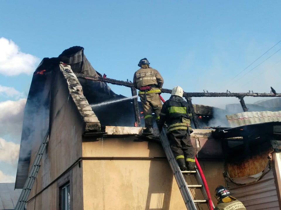 Пожар в Пензе: в сгоревшем доме спасатели обнаружили труп мужчины