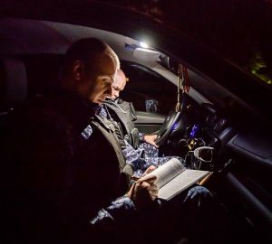 В Пензе мужчина попытался проникнуть в люк припаркованного у ТЦ авто