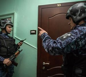 В Пензе неадекватный мужчина набросился на мать и брата с табуретом и ножом