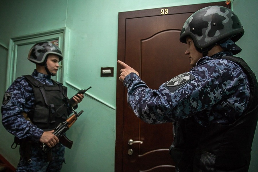 В Пензе неадекватный мужчина набросился на мать и брата с табуретом и ножом