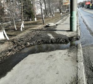 В Пензу пришла весна: коммунальщики строят грязевые «заборы»