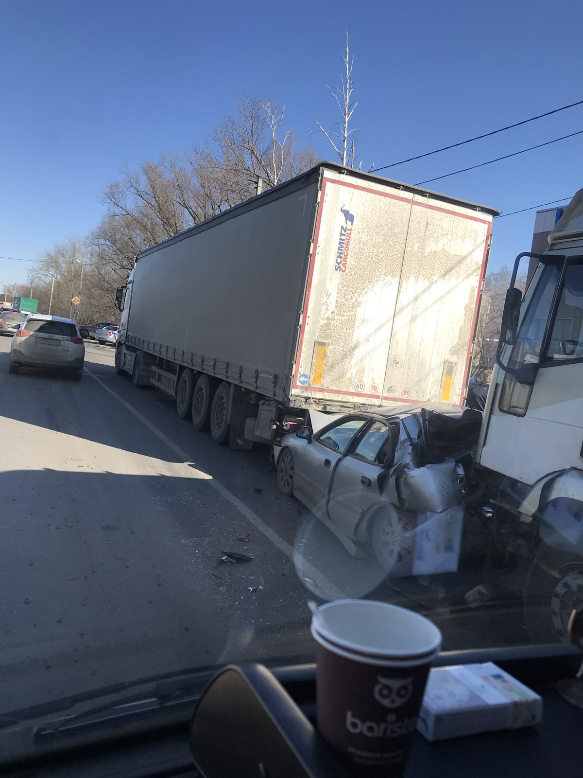 В Пензе на трассе М-5 легковушку сплющили две фуры