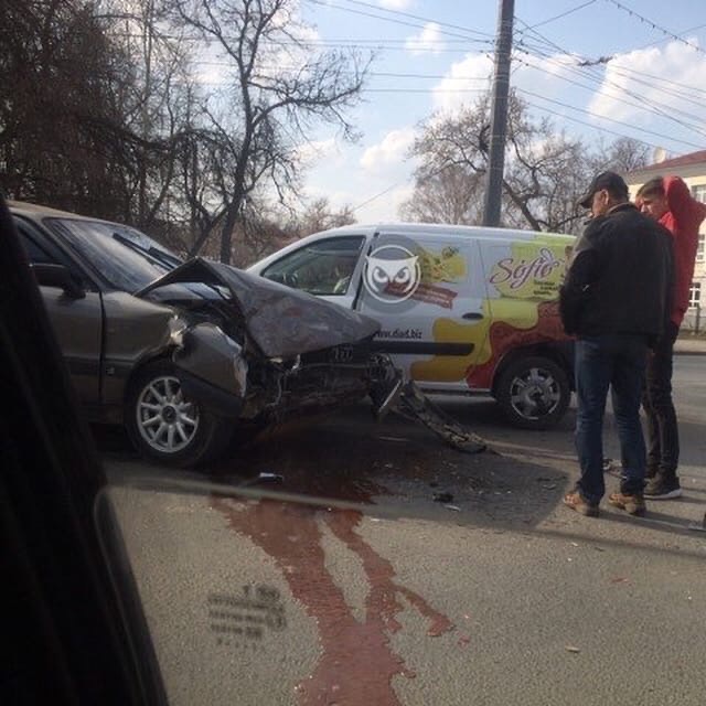 В Пензе на улице Лазо иномарка разбилась всмятку