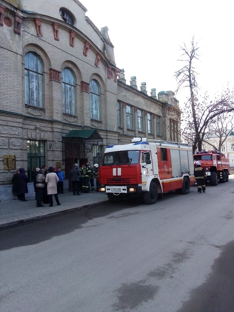 Пожарная техника и спасатели: что случилось в лермонтовской библиотеке?