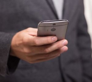 Роспотребнадзор рекомендует дезинфицировать смартфоны от коронавируса