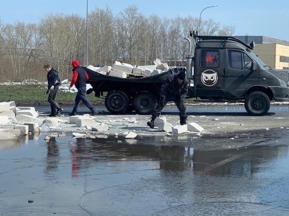В Пензе в Заводском районе из автомобиля на дорогу высыпался тяжелый груз