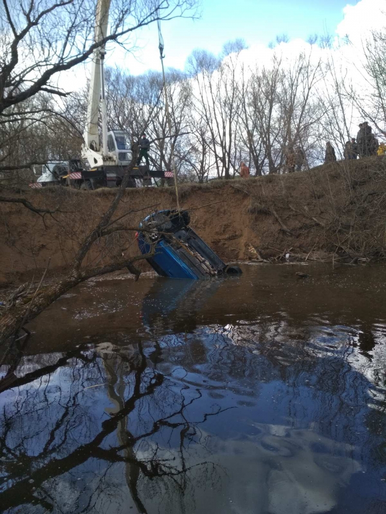 В Пензенской области водитель съехал с дороги в пруд и не смог выбраться