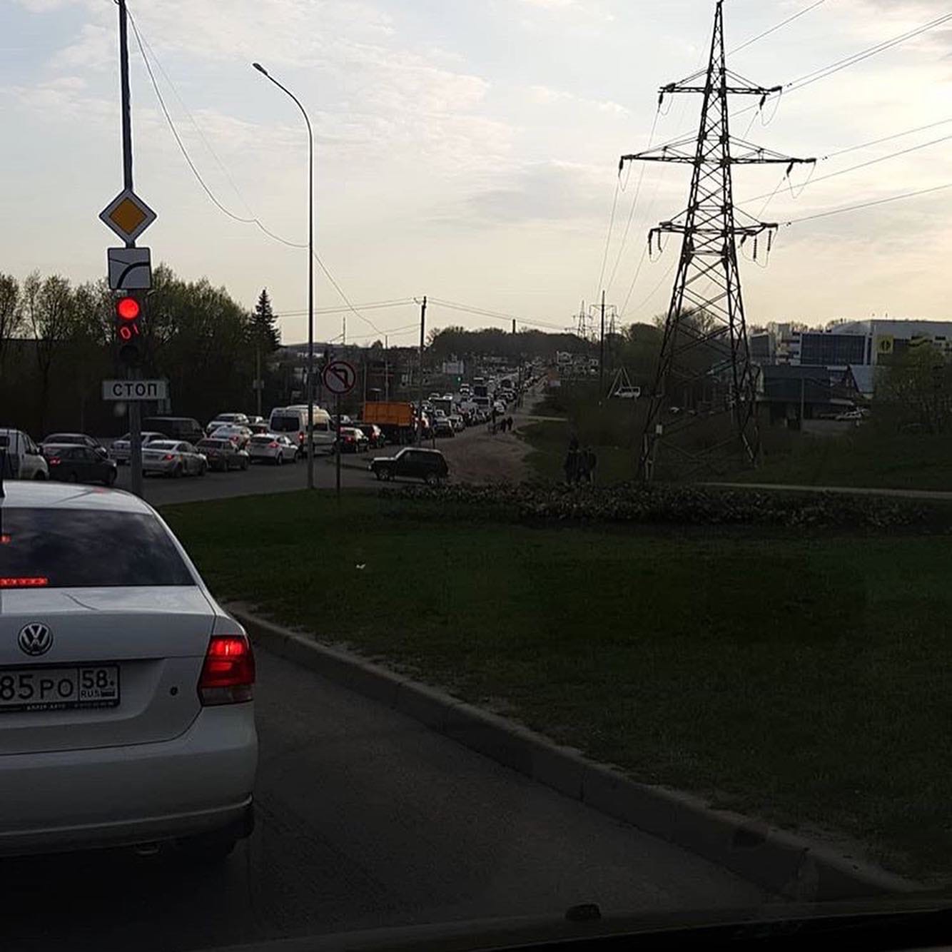 В Пензе уже больше часа не рассасывается многокилометровая пробка