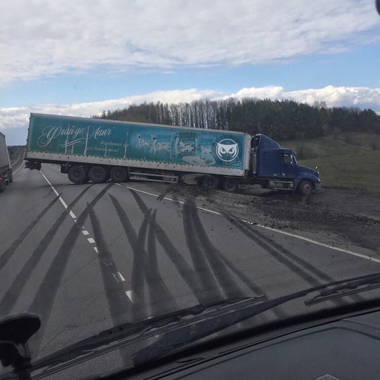 В Пензенской области на трассе развернуло фуру