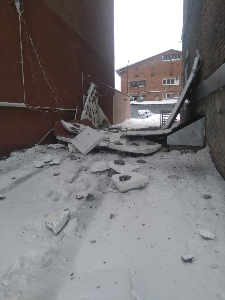 Последствия апрельского снегопада в Пензе: в доме на Лермонтова обрушилась стена
