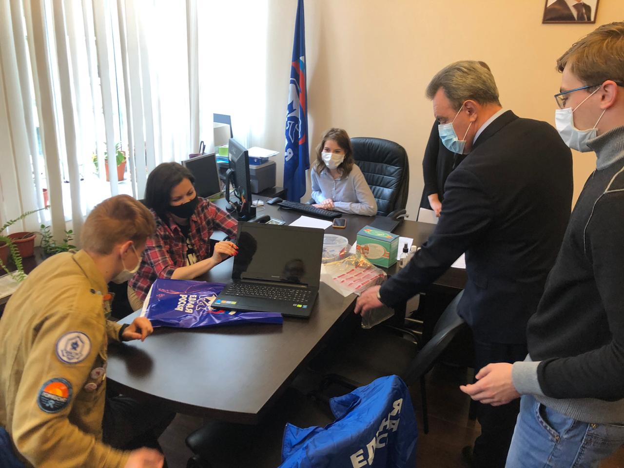 Валерий Лидин отдал свой ноутбук многодетной семье